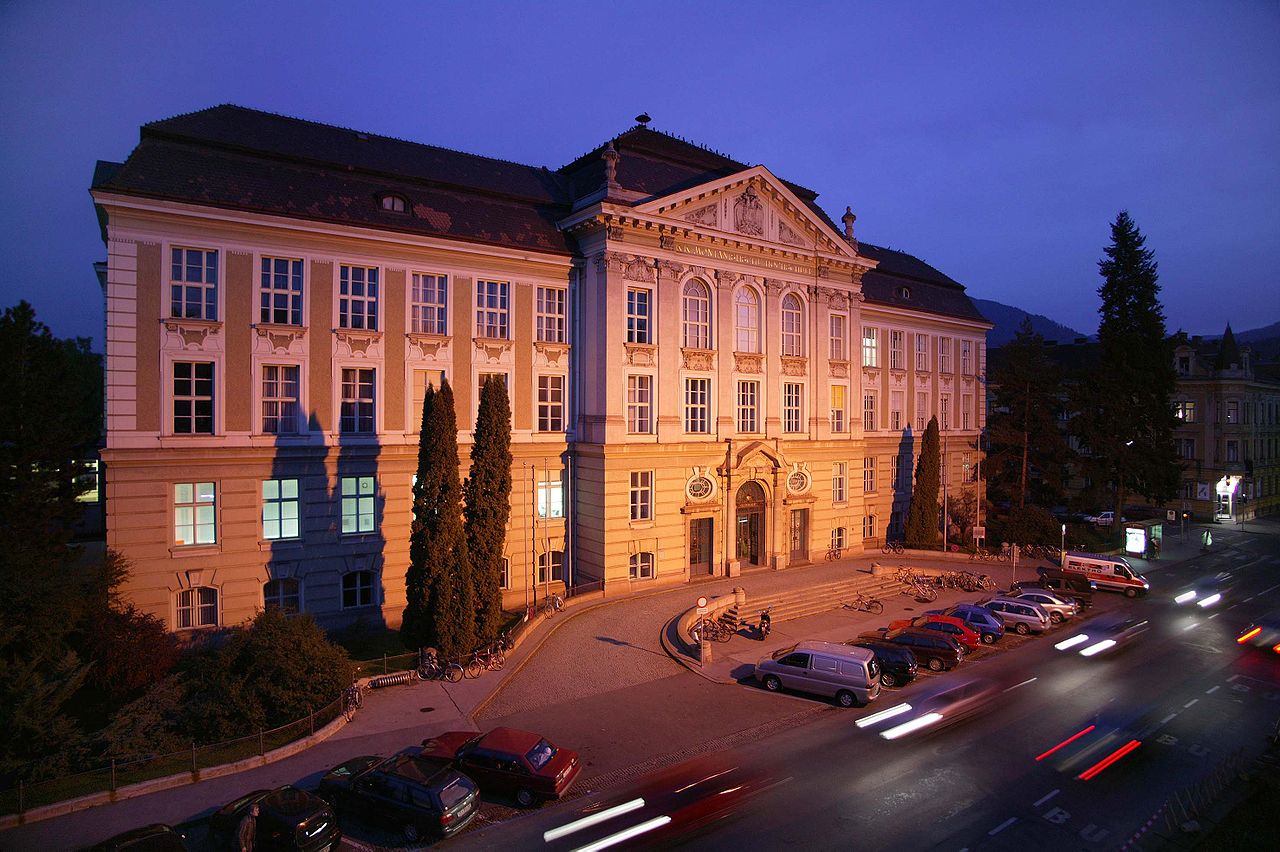 Die Montanuniversität Leoben bei Nacht