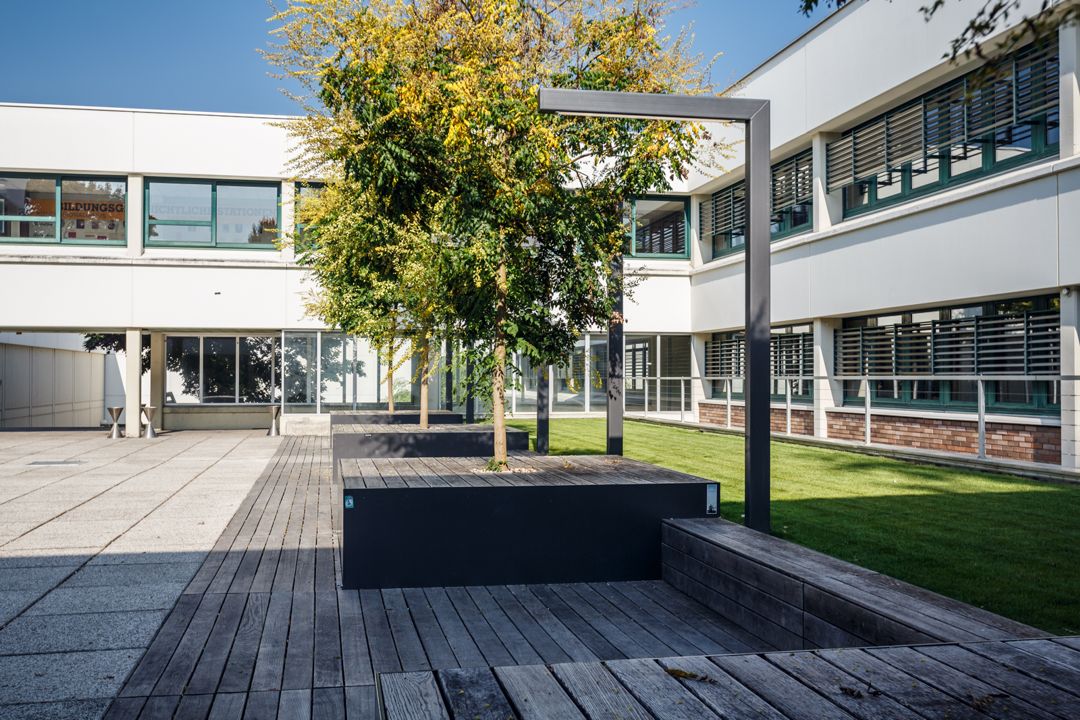 Alpen-Adria-Universität Klagenfurt: Innenhof zwischen Haupt- und Institutsgebäude