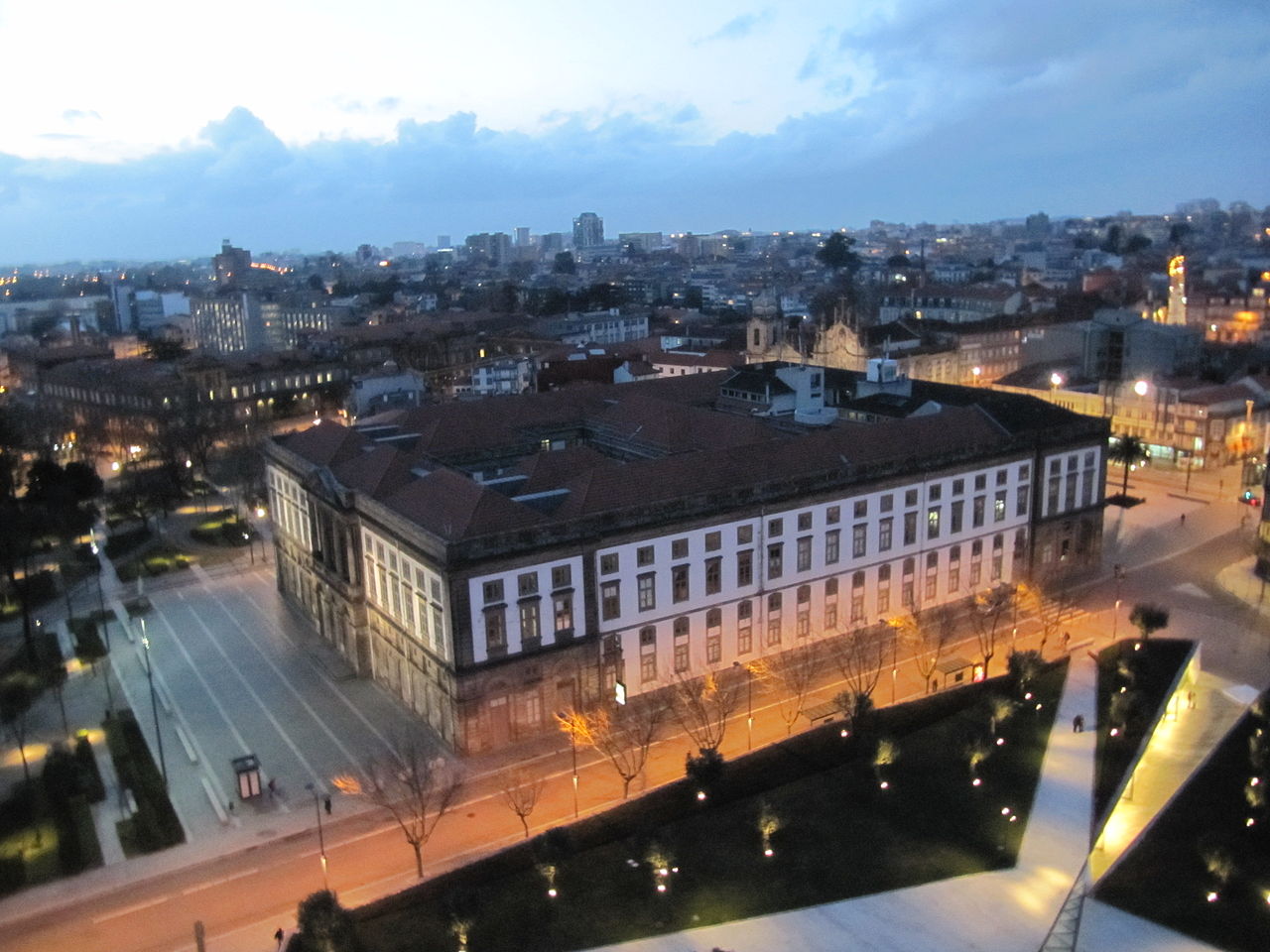 Blick über Porto bei Nacht (vom Torre dos Clérigos)